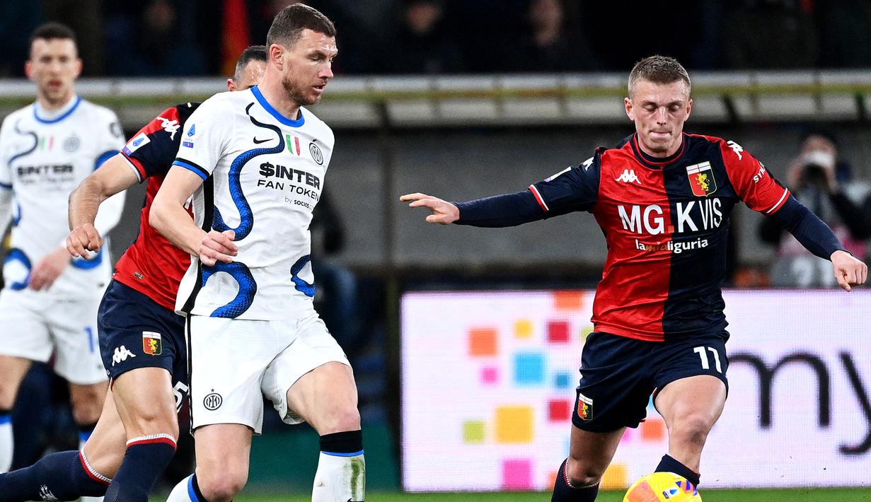 Edin Dzeko dan kawan-kawan total membuat 21 kali tembakan berbanding 7 milik Genoa yang lebih fokus bertahan. (AFP/Vincenzo Pinto)