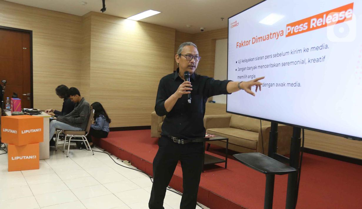 Edu Krisnadefa menekankan pentingnya momentum, format penulisan yang tepat, serta penyampaian pesan yang netral agar informasi dapat diterima dengan baik. Tampak dalam foto, Managing Editor Liputan6.com, Edu Krisnadefa, saat memberikan presentasi materi pada program Liputan6.com Connect di kampus Vokasi Universitas Indonesia, Depok, Jawa Barat pada 11 November 2025. (Liputan6.com/Helmi Fithriansyah)
