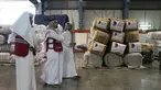 Karyawan Bulan Sabit Merah Qatar melewati pasokan paket bantuan yang akan dikirim untuk wilayah yang dilanda gempa di Turki, di Pangkalan Udara Al-Udeid di Qatar, Selasa, 7 Februari 2023. Gempa bumi dahsyat melanda Turki tenggara dan Suriah Senin dini hari, merobohkan ratusan bangunan serta menewaskan dan melukai ribuan orang. (AP Photo/Kamran Jebreili)
