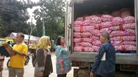 Kementerian Pertanian menggelar operasi pasar untuk produk bawang merah dan bawang putih di Pasar Induk Kramat Jati, Jakarta, Jumat (5/4/2019).