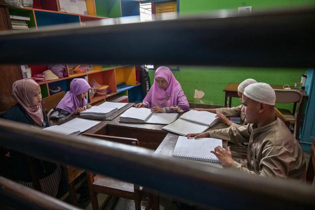 Antusiasme Siswa Berkebutuhan Khusus Netra Pelajari Al Quran Braille di Bulan Ramadan