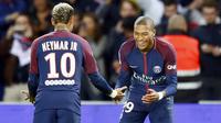 Pemain Paris Saint Germain, Kylian Mbappe (kanan) dan Neymar merayakan gol saat melawan Lyon pada lanjutan ligue 1 Prancis di Parc des Princes stadium, Paris, (17/9/2017). PSG menang 2-0. (AP/Francois Mori)