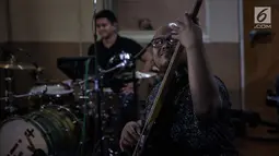 Personel band NEV+ saat latihan bersama Sophia Latjuba di Musica Studio, Jakarta, Jumat (26/1). Nidji Electronic Plus (NeV+) akan membawakan salah satu lagu hits dari Nidji dalam acara Love and Fabulous Festival (LAFF) 2018. (Liputan6.com/Faizal Fanani)