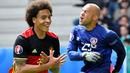 Axel Witsel menyumbang satu gol saat Belgia membungkam Irlandia 3-0, (18/6/2016). Witsel juga melepaskan umpan yang berhasil sebanyak 97%. (AFP/Georges Gobet)