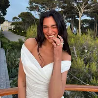 Dari Paris ke Jakarta, cincin lamaran kini tak lagi berbentuk klasik. Chunky engagement ring ala Dua Lipa sedang jadi simbol cinta generasi baru. [@dualipa].