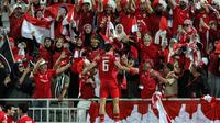 Selebrasi pemain Timnas Indonesia U-23, Ivar Jenner dengan menghampiri para suporter setelah mencetak gol ke gawang Irak U-23 pada laga perebutan tempat ketiga Piala Asia U-23 2024 di Abdullah bin Khalifa Stadium, Doha, Qatar, Kamis (2/5/2024). (AFP/Karim Jaafar)