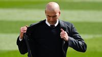 Zinedine Zidane - Legenda Timnas Prancis ini merupakan salah satu pelatih papan atas yang telah teruji kemampuannya dalam meramu skuad. Di bawah tangan dinginya Real Madrid berhasil menorehkan Hattrick juara Liga Champions. (AFP/Gabriel Bouys)