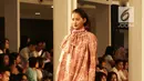 Puteri Indonesia 2017 Bunga Jelitha memperagakan busana karya perancang Tities Sapoetra dalam Fashion Nation 2018, Jakarta, Jumat (20/4/). (Liputan6.com/Herman Zakharia)