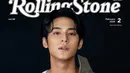 Masih dengan kaos putih sleeveless yang memerlihatkan otot tangannya. Mingyu pun memadukannya dengan jaket coklat dari Calvin Klein. [@rollingstonejapan/@calvinklein]
