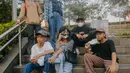 Para remaja dari berbagai daerah di pinggiran Jakarta berpose di Taman Sudirman, Jakarta, Rabu (6/7/2022). Tempat ini viral karena jadi ajang adu fashion anak Citayam, Bekasi hingga Bojong Gede. Mereka mengenakan kemeja flanel oversize, celana model 90-an seperti boot cut
atau cutbray, sneakers klasik, dan topi. (Liputan6.com/Faizal Fanani)