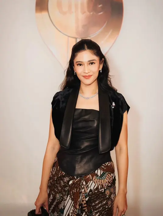 <p>Seperti diketahui, dalam serial web terbaru yang dibintangi Dian Sastrowardoto yang berjudul Gadis Kretek, juga ada Ibnu Jamil yang memerankan seorang TNI yang bernama Senoaji. [Instagram/therealdisastr]</p>