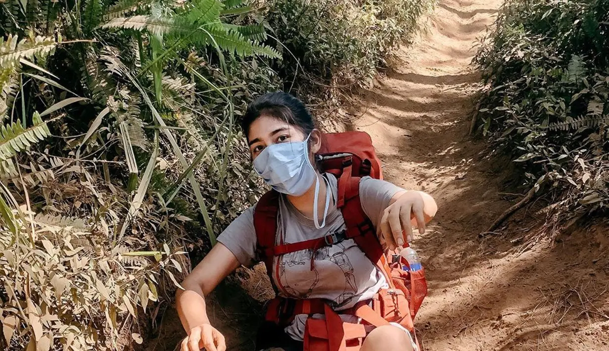 Aktris cantik Debi Sagita kerap mengunggah momen saat ia mendaki gunung. Gaya penampilannya saat mendaki pun sangat simpel. Seperti saat di gunung Slamet, ia hanya memakai kaus, celana pendek, membawa tas dan tentunya memakai masker. (Liputan6.com/IG/@debisagita)