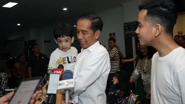 Jan Ethes Srinarenda Gembira Adiknya Lahir