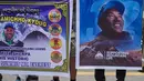 Teman dan anggota keluarga menunggu saat pemandu gunung legendaris asal Nepal, Kami Rita Sherpa, kembali dari Gunung Everest setelah pendakiannya yang ke-32, tiba di Kathmandu, Nepal, Jumat 22 Mei 2026. (AP Photo/Niranjan Shrestha)