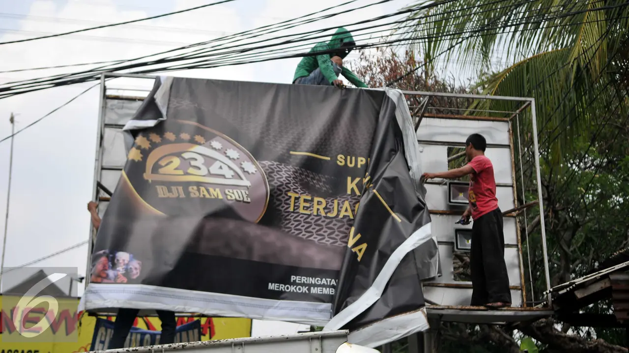 20151118-Penurunan-Papan-Reklame-Rokok-Jakarta-GMS