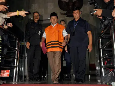 Mantan Bupati Bangkalan yang juga Ketua DPRD Bangkalan Fuad Amin Imron keluar dari gedung KPK, Jakarta, Rabu (3/12/2014). (Liputan6.com/Miftahul Hayat)