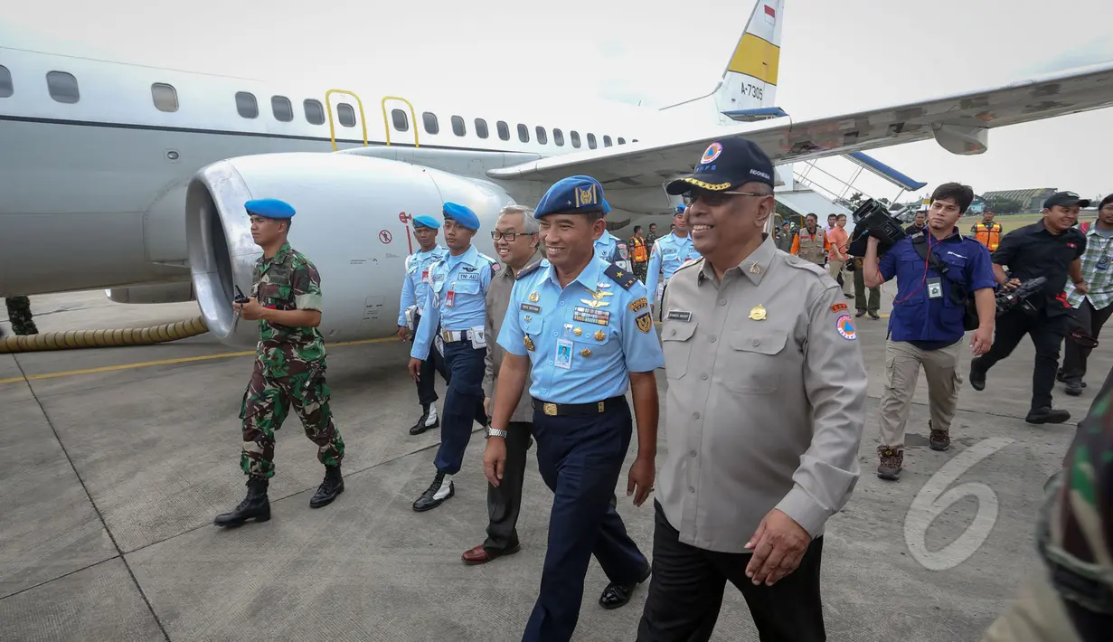 Kepala Badan Nasional Penanggulangan Bencana (BNPB) Syamsul Maarif (kanan) saat mengantarkan rombongan "Indonesia Peduli Nepal" di Bandara Halim perdana Kusuma, Jakarta, Rabu (29/4/2015). (Liputan6.com/Faizal Fanani) 