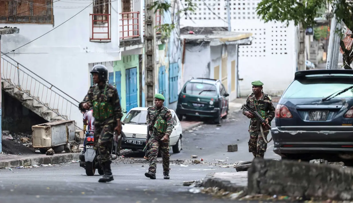 Tentara Komoro berpatroli di jalan-jalan setelah para pendukung oposisi melakukan protes di Moroni, Komoro pada 17 Januari 2024. (Olympia DE MAISMONT/AFP)