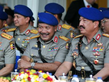 Kapolri Jenderal Polisi Badrodin Haiti (tengah) bersama Wakapolri Komjen Budi Gunawan (kanan) saat hadir dalam peringatan HUT Pol Airud ke-65 di Ditpoludara, Pondok Cabe, Tangerang Selatan, Selasa (1/12). (Liputan6.com/Yoppy Renato)