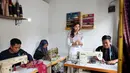 Suasana kerja di balik layar produksi Shifara. Para penjahit fokus mengerjakan setiap helai kain batik dan wastra lokal menjadi busana siap pakai bernuansa profesional.  (Foto:Dok.BRI)