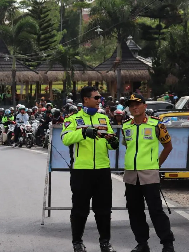 Kasatlantas AKP Rizky Adi Saputro mendapingi Kapolres Garus di tengah-tengah rekayasa one way yang tengah dilakukan petugas