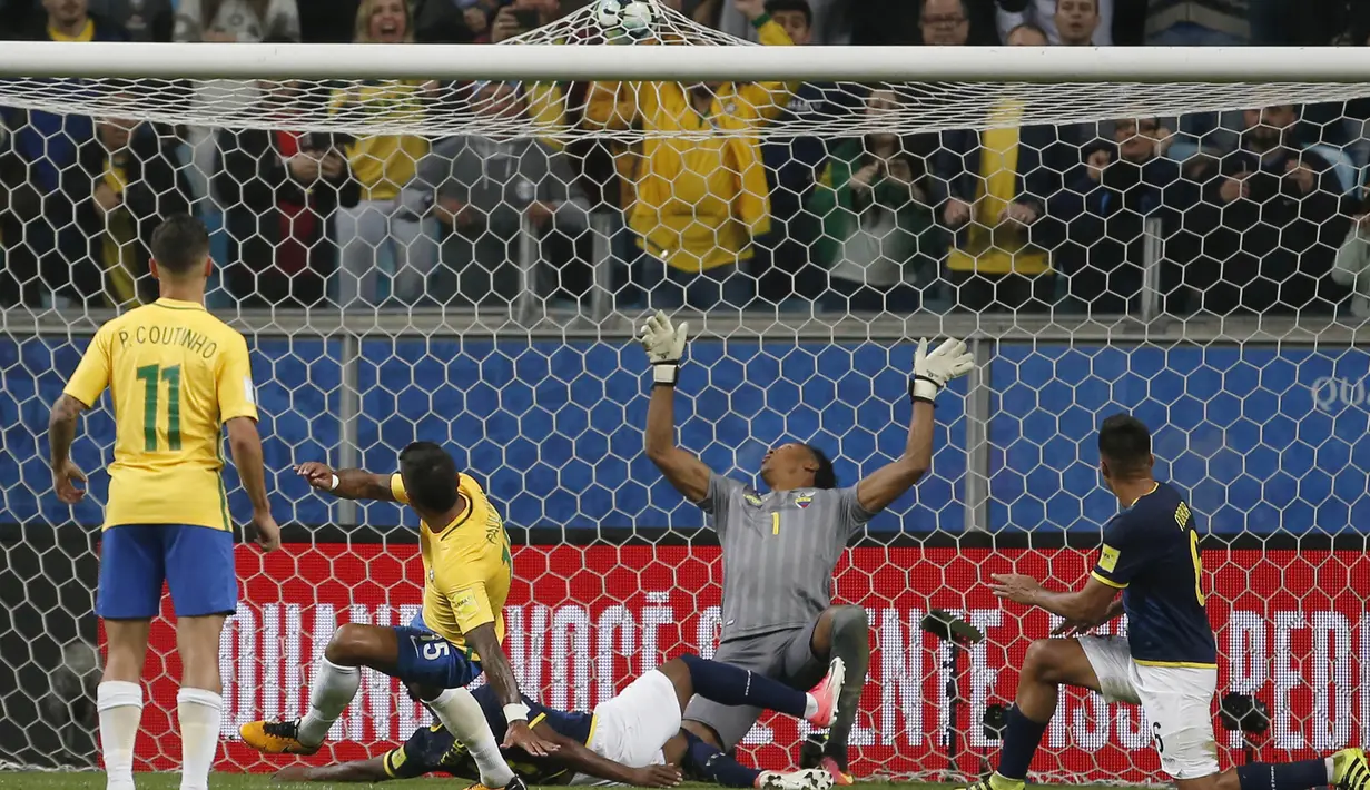 Gol Pualinho ke gawang Ekuador pada laga pada laga kualifikasi Piala Dunia 2018 zona CONMEBOL di Porto Alegre, Brasil, (31/8/2017). Brasil menang 2-0. (AP/Leo Correa)
