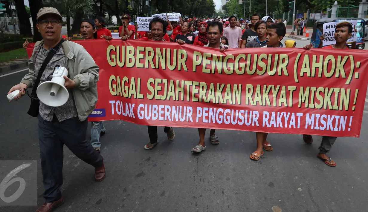 Massa Serikat Perjuangan Rakyat Indonesia (SPRI) membentangkan spanduk saat menggelar unjuk rasa di Balai Kota DKI Jakarta, Kamis (3/11). Mereka menolak penggusuran terhadap rakyat miskin dan menuntut penurunan harga sembako. (Liputan6.com/Faizal Fanani)