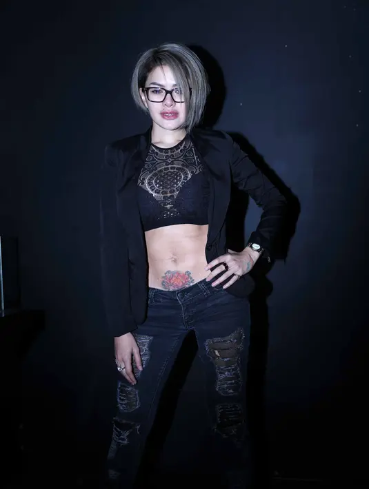 "Kan lihat peran gue sebenarnya, single parent, cari duit, dan lain-lain. Kalau di sini (film Jakarta Undercover) memang lagi prostitute tapi itu di film. Kenyataannya kan gue (penghibur masyarakat) di film," tambah Niki. (Nurwahyunan/Bintang.com)