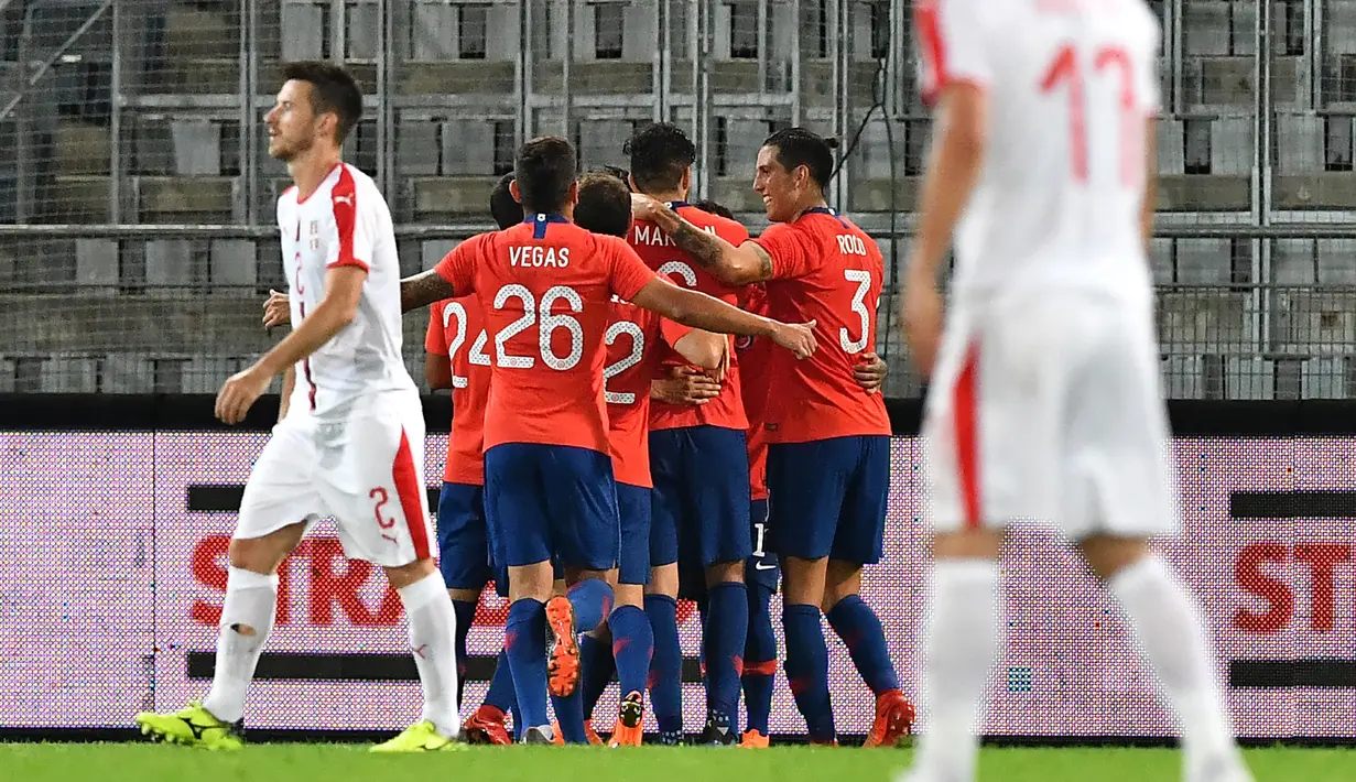 Para pemain Chili merayakan gol saat melawan Serbia pada laga uji coba di Merkur Arena, Graz, Austria, (4/6/2018). Serbia kalah dari Chili 0-1. (AFP/Joe Klamar)