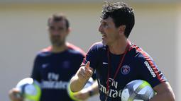 Pelatih PSG, Unai Emery, memberikan instruksi kepada anak asuhnya saat latihan di Miami Shores, Florida, Senin (17/7/2017). PSG bersiap menghadapi turnamen International Champions Cup. (AP/Carl Juste)