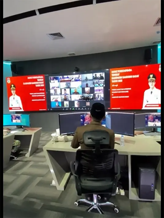 Setelah rapat, pada pukul 16 menerima audiensi di kantor. [Instagram/hengkykurniawan]