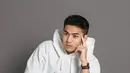 Ia juga beberapa kali terlihat melakukan pemotretan dengan gaya casualnya. Penampilan Jerome saat pemotretan satu ini pun terlihat cukup sederhana dengan memadukan celana denim serta hoodie berwarna putih. (Liputan6.com/IG/@jeromepolin)