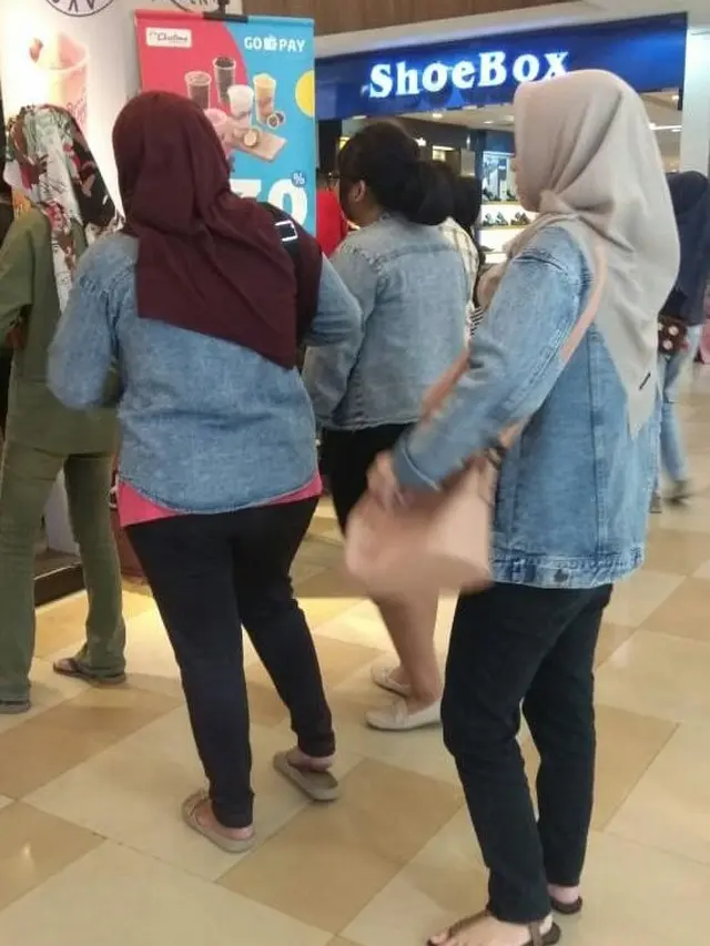 8 Momen Orang Enggak Sengaja Ketemu 'Kembarannya' Ini Bikin Senyum Geli