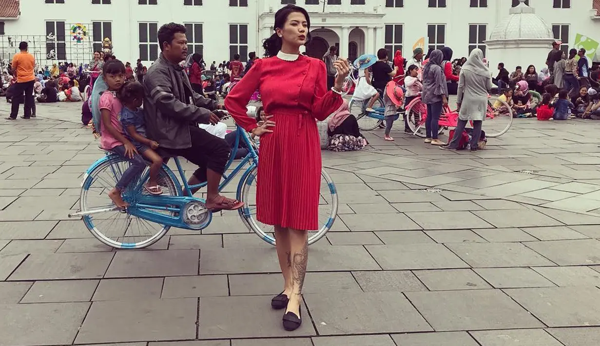 Wanita yang akrab disapa Setia ini pernah membagikan beberapa gaya femininnya di akun Instagram-nya. Setia tidak kalah cantik dan memesona saat mengenakan dres merah ini. Ditambah dengan polesan lipstik merah dan rambut yang diikat, membuat dirinya nampak terlihat anggun. (Liputan6.com/IG/@tigawat)