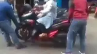 Ibu-ibu ini diangkut bersama motornya oleh 3 orang debt collector. (Sumber: Instagram/@cetul.22)