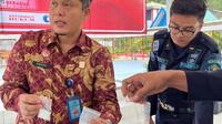 Kepala Lapas Narkotika Samarinda, Hidayat saat menunjukkan barang bukti narkoba yang berhasil diamankan saat hendak diselundupkan ke dalam Lapas. (Liputan6.com)