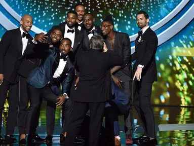 Para pemain Cleveland Cavaliers berfoto wefi usai meraih penghargaan tim terbaik pada  ajang ESPYS 2016  di Microsoft Theater, Los Angeles, California. (13/7/2016). (Kevin Winter/Getty Images/AFP)