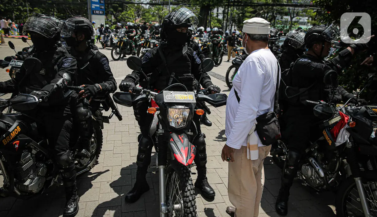 Aparat kepolisian membubarkan peserta aksi Reuni 212 yang bertahan di Jalan Abdul Muis, Jakarta, Kamis (2/12/2021). Tindakan ini diambil demi menghindari terjadinya kerumunan massa. (Liputan6.com/Faizal Fanani)
