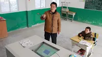 Unik, Sekolah Ini Hanya Punya Satu Guru dan Seorang Siswa