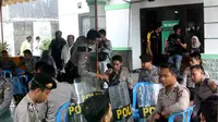 Polisi berjaga-jaga di kantor KPU Kota Mataram, NTB, setelah KPU menetapkan calon tunggal Pilkada serentak 2015. (Liputan6.com/Hans Bahanan)