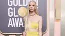 <p>Anya Taylor-Joy mencerahkan red carpet Golden Globes 2023 dengan tampilan serba kuning. Ia mengenakan atasan dan rok kuning dari Dior, serta perhiasan dari Tiffany &amp; Co.. Foto: People.</p>
