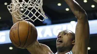 Pebasket Boston Celtics, Al Horford, melakukan dunk saat melawan San Antonio Spurs pada laga NBA di TD Garden, Boston, Senin (30/10/2017). Celtics menang 108-94 atas Spurs. (AP/Michael Dwyer)