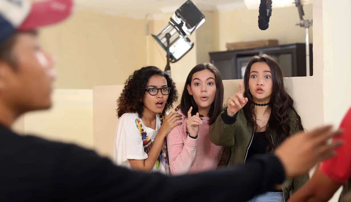 Bintang selalu memberi motivasi pada Cinta. Bahwa Bintang melihat Cinta berbakat menjadi penyanyi sukses. Beberapa kali Bintang menemani Cinta sekedar jalan-jalan. (Bambang E. Ros/Bintang.com)