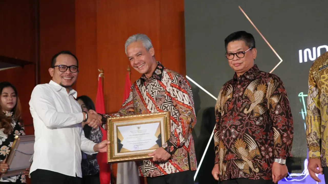 Menaker Serahkan Penghargaan Indeks Pembangunan Ketenagakerjaan 2019