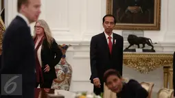 Presiden Joko Widodo atau Jokowi menyambut kedatangan Menlu Norwegia Borge Brende di Istana Merdeka, Jakarta, Selasa (31/5/2016). Dalam pertemuan tersebut, keduanya membahas tentang ekonomi dan perikanan. (Liputan6.com/Faizal Fanani)