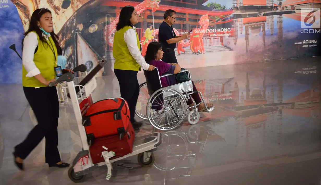 Petugas membantu penumpang yang menggunakan kursi roda di terminal baru Bandara Internasional Ahmad Yani Semarang, Rabu (6/6). Mengusung konsep floating airport, bandara ini nantinya akan menjadi bandara apung pertama di Indonesia.  (Liputan6.com/Gholib)