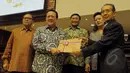 Ketua DPD RI Irman Gusman (kedua kiri) menyerahkan laporan LHKPN kepada Wakil Ketua KPK Zulkarnain (kanan) saat mengikuti Sidang Paripurna  DPD di Gedung Nusantara V, Komplek Parlemen Senayan, Jakarta, Rabu (18/02/2015).  (Liputan6.com/Andrian M Tunay)