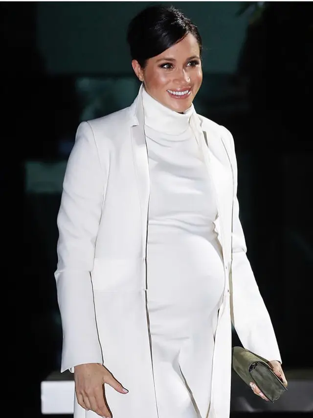 Meghan Markle dengan Gaun dari Calvin Klein