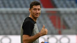 Barcelona jelas beruntung mendapatkan Robert Lewandowski. Saat masih berseragam Bayern Munchen, sang pemain selalu mejadi mimpi buruk Barcelona. Tercatat dalam 4 laga terakhir Barcelona selalu kalah atas Munchen. Robert Lewandowski mampu menyumbang 4 gol dan 2 assist dalam 4 laga tersebut. (AFP/Christof Stache)