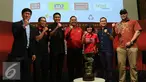 Dirut PT Surya Citra Media, Sutanto Hartono berfoto bersama usai press conference Torabika Soccer Championship di Main Hall SCTV, Jakarta, Rabu (21/12). Torabika Soccer Championship 2016 resmi berakhir pada 18 Desember. (Liputan6.com/Gempur M. Surya)